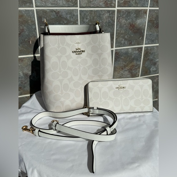 Authentic Coach Bucket Bag with matching wallet - Picture 2 of 14